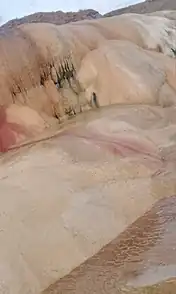پرونده:چشمه تراورتن ساز جلفا.jpeg