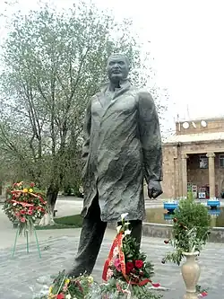 Վազգեն Սարգսյանի հուշարձանը کوه آراراتում, քանդակագործ՝ Արայիկ Ալեքյան, ճարտարապետ՝ Պարգև Սեդրակյան