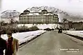 قصر دارالامان در سال ۱۹۸۲، با کامیون‌های ارتش شوروی قابل مشاهده است.