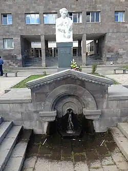 Գուսան Աշոտի հիշատակին կառուցված աղբյուր-հուշարձան شهر گوریس