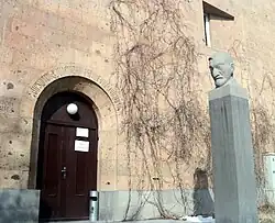 Ալեքսանդր Թամանյանի կիսանդրին համանուն թանգարանի առջև