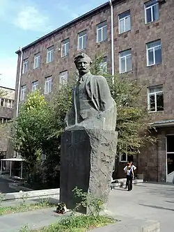 نیم‌تنه دانیل واروژان در جلوی مدرسه دانیل واروژان ایروان