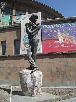 Լեոնիդ Ենգիբարյանի հուշարձանը Երևանում
