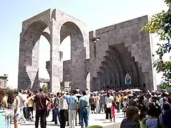 Մայր Աթոռ Սուրբ Էջմիածնի մուտք և բացօթյա խորան