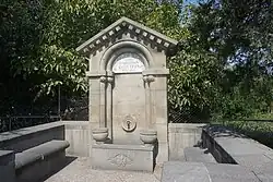 بنای چشمه یادبود،  آیگستان