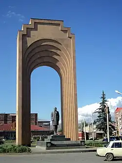 بنای یادبود شارل آزناوور، گیومری