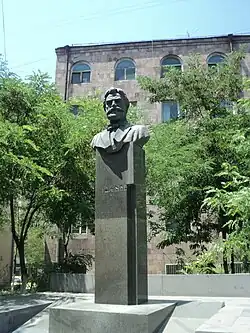 نیم‌تنه رافی (Րաֆֆու կիսանդրի), (۱۹۸۷, گرانیت, برنز, جلوی مدرسه رافی در ایروان)
