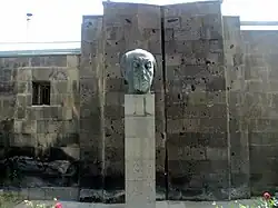 نیم‌تنه آوتیک ایساهاکیان گیومری