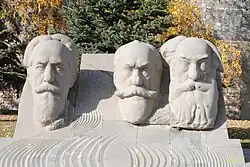 Օրբելի եղբայրների հուշաքանդակը Ծաղկաձորում, քանդակագործ՝ Արտաշես Հովսեփյան