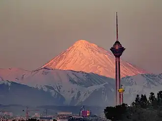 برج میلاد و کوه دماوند