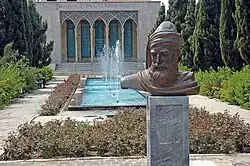 سردیس صائب تبریزی در آرامگاهش