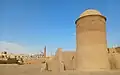 آرامگاه پیر علمدار و مناره مسجد جامع دامغان در یک قاب