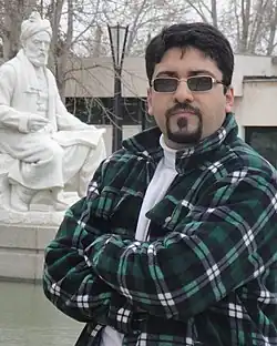 آرمان آرین در کنار مقبره حکیم توس، فردوسی