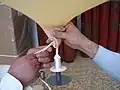 شکل ۱۵:نخ بازکن رادیوسوند باید طبق این تصویر ابتدا به دهانه بالون و سپس به قرقره مربوط به ازن سوند اتصال داده شود.