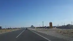 نمایی از ورودی روستا«کوه شاه خفته» در انتهای تصویر قرار دارد.