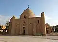 نمای جنوبی بنای امامزاده جعفر بهمراه ساختمان قدیمی دفتر آستان (جلو) و آرامگاه چهل دختران دامغان (پشت)