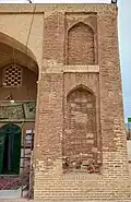بخشی از ایوان ورودی آرامگاه
