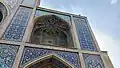 کاشی‌کاری های فوق العاده زیبای ایوان شمالی بنا