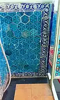 کاشی‌کاری های فیروزه ای داخل بنای آرامگاه