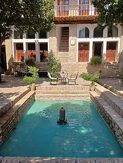 حیاط خانه باقری