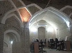 تصویری از بخش کافی نت حمام شاه رکن الدین در سال ۲۰۰۷ بخش نزدیک به زیرپله طبقه پایین سالن مطالعه