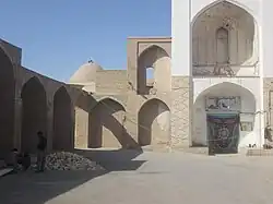 تصویر در ورودی بقعه