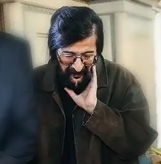 حسین آهی در مراسم ترحیم علی آهی۲۰ فروردین ۱۳۹۴ مهدیه تهران