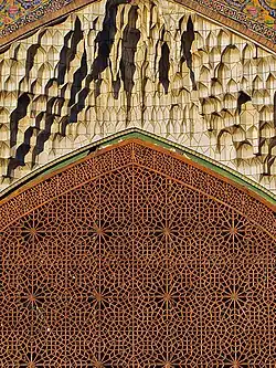 ساخت هنرمندانه یکی از آستانه‌های حرم شاه عبدالعظیم