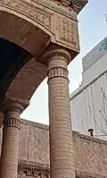 نمایی از شکل سرستون‌های به کار رفته در بنا