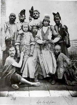 گروه سرگرمی کریم شیره‌ای (نشسته سمت چپ).