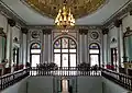 نمایی از درون عمارت که تزئینات زیبای آن بخوبی قابل مشاهده است