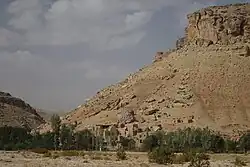 نمایی از روستای طاسکند که در آن ترک خوردن کوه بالای روستا و همچنین ریزش سنگ‌ها و خانه‌های روستا کامل واضح می‌باشد