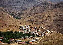 نمایی از روستای سرآبادان از کوه جونگ تابستان ۱۳۹۶