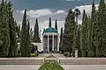 سروهای سر به آسمان ساییده آرامگاه سعدی شیراز