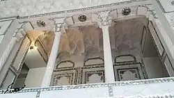 شاه نشین عمارت فخرالملوک مزین به آیینه کاری و گچ بری و مقرنس کاری