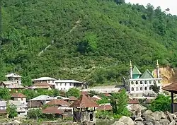 طبیعت روستا شاهکلا و امام زاده آن(در سمت راست) به خوبی مشخص است.