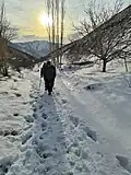 ابتدای مسیر صعود به قله در روستای دیزباد بالا