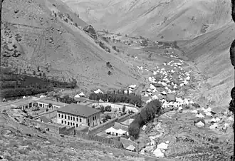 دورنمای دره شهرستانک که در آن عمارت ناصرالدین شاهی و اردوی شاهی دیده می شود