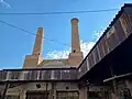 نمای شمالی از پشت ایوان و مناره‌ها؛ اکنون به عنوان میدان بار و غرفه‌های نجاری از آن استفاده می‌شود