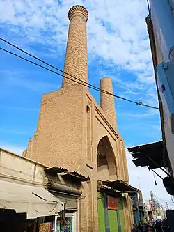 نمای سردر به همراه منارهها