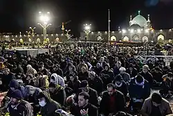 معی از شیعیان در حال خواندن جوشن کبیر در حرم علی ابن موسی الرضا