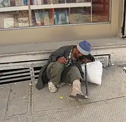 مردی که به خاطر معلولیت و فقر گدایی می‌کند