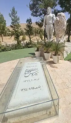 سنگ قبر و مجسمه متوفی