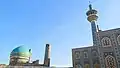 مسجد شاه (سمت چپ) در کنار منارۀ باب الهادی حرم امام رضا (سمت راست)
