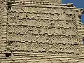 کتیبهٔ کوفی که به سال ۵۰۱ قمری اشاره می‌کند.