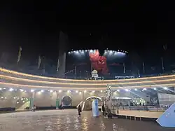 تصویری از داخل مترو با نگاهی به بیلبورد که روی آن یک بیت شعر «گریه کن بندر به روی دامن که آشناست/هرچه غم داری برای مادرت ایران بگو» نوشته شده است.