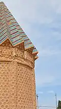 گنبد رُک این بنا با ساختار دندانه ای خود، این برج را به بنای تاریخی منحصر بفردی تبدیل کرده است
