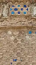 تزئینات کاشی‌کاری بسیار نفیسی که برروی قسمت فوقانی ساقۀ برج قرار دارند