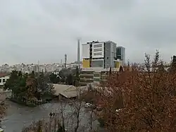 نمای ساختمان اصلی (حسابی) در یک روز مه‌آلود