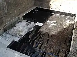 ورق ژئوممبران LLDPE اجرا شده جهت عایق سازی گودهای ساختمانی برای جلوگیری از نفوذ اب به داخل سازه